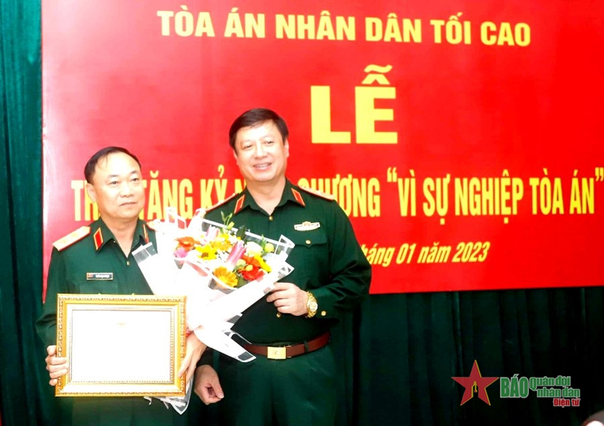 Tòa án nhân dân tối cao trao kỷ niệm chương “Vì sự nghiệp tòa án”